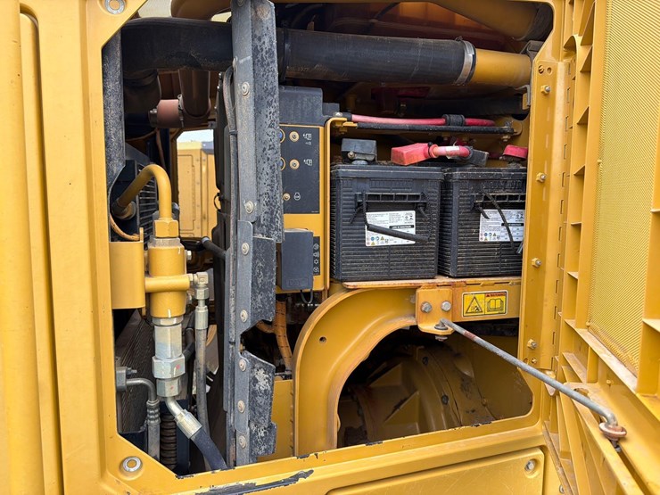 caterpillar-140m2-image-11
