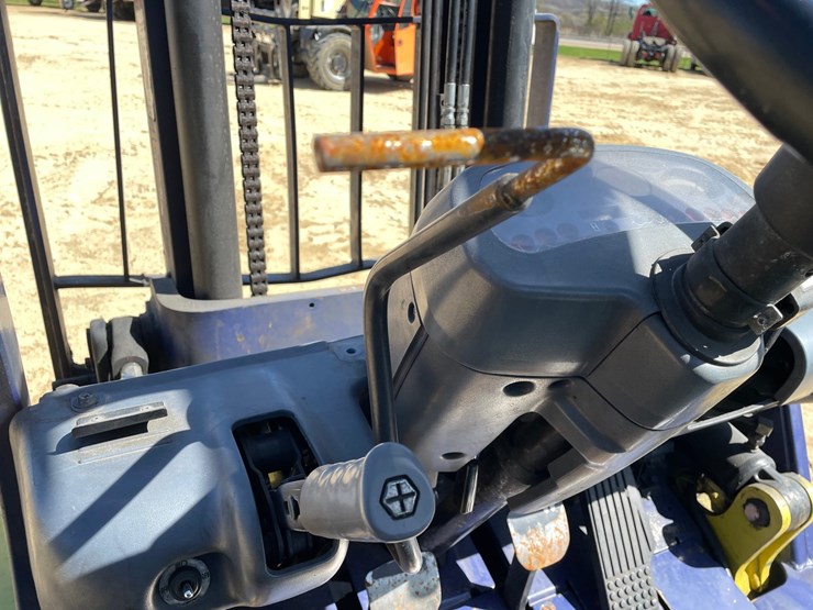 #308-•-komatsu-6,000-lbs,-propane-forklift-(non-moving)-image-35