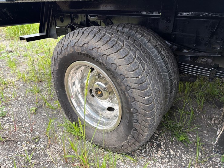 2022-chevrolet-3500-image-11