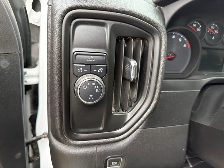 2023-chevrolet-2500-image-23
