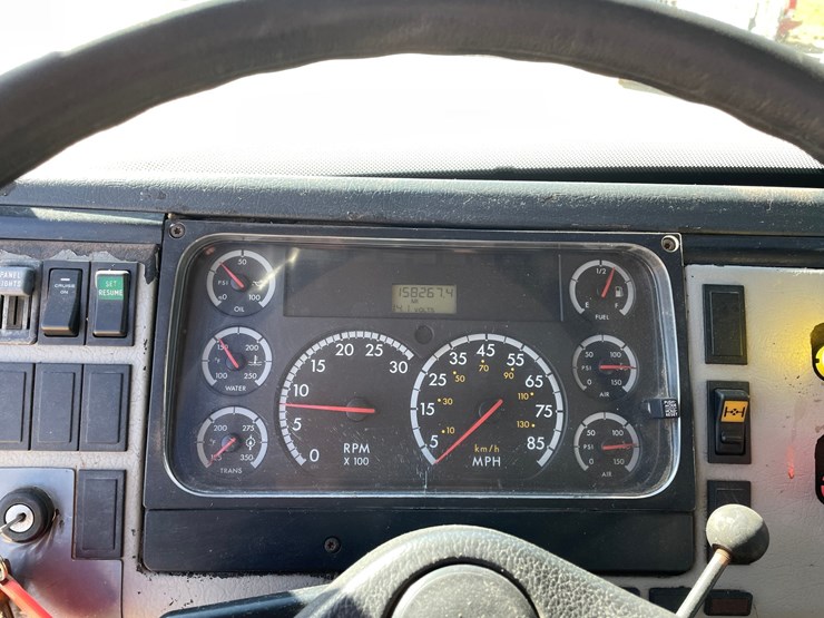2003-freightliner-fl70-image-182