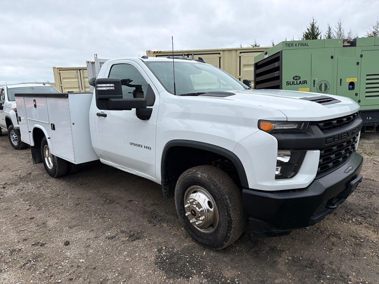 2022-chevrolet-3500-image-2