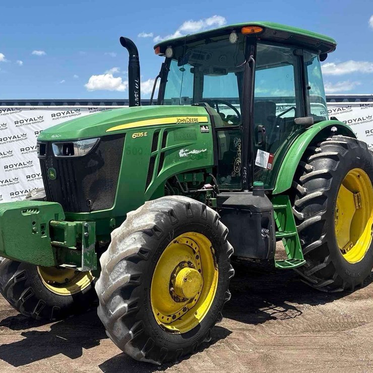 2016 JOHN DEERE 6135E