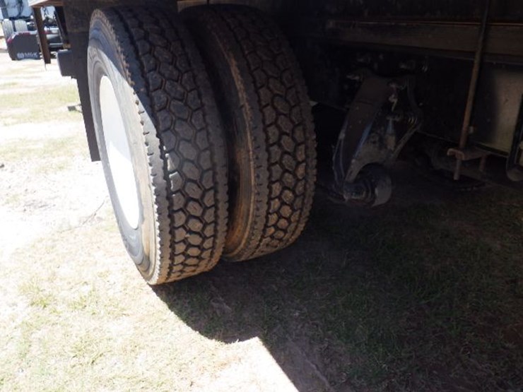 2015-freightliner-m2-106-image-4