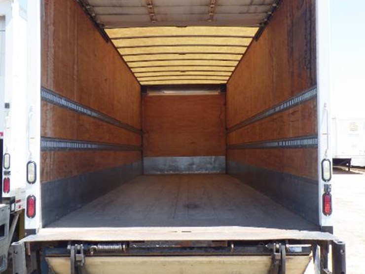 2015-freightliner-m2-106-image-7