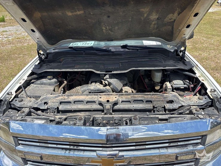 2015-chevrolet-silverado-2500hd-image-10