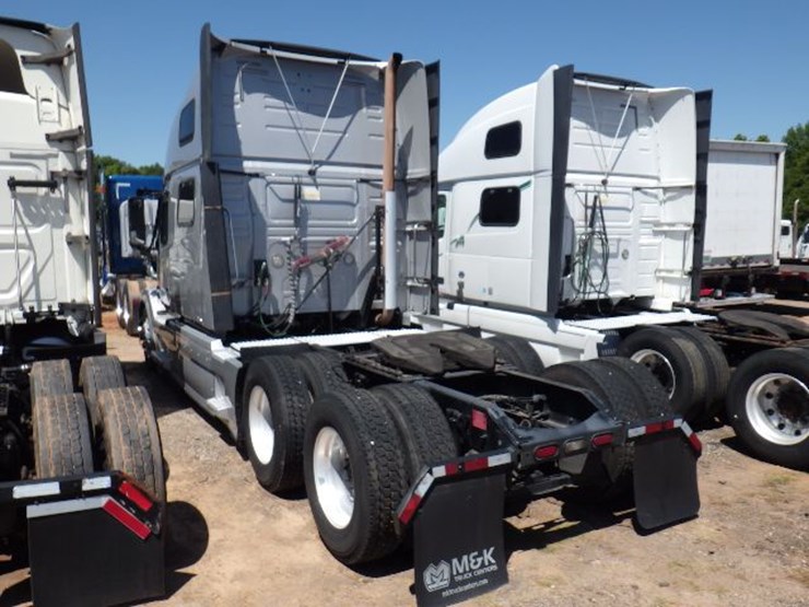 2018-volvo-vnl780-image-16