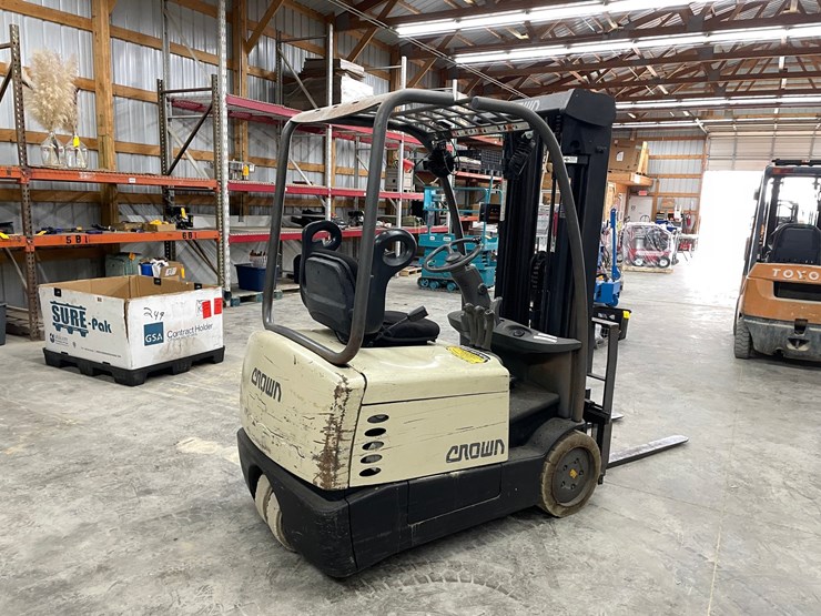 #300-•-crown-3,000lbs.-electric-forklift-image-5