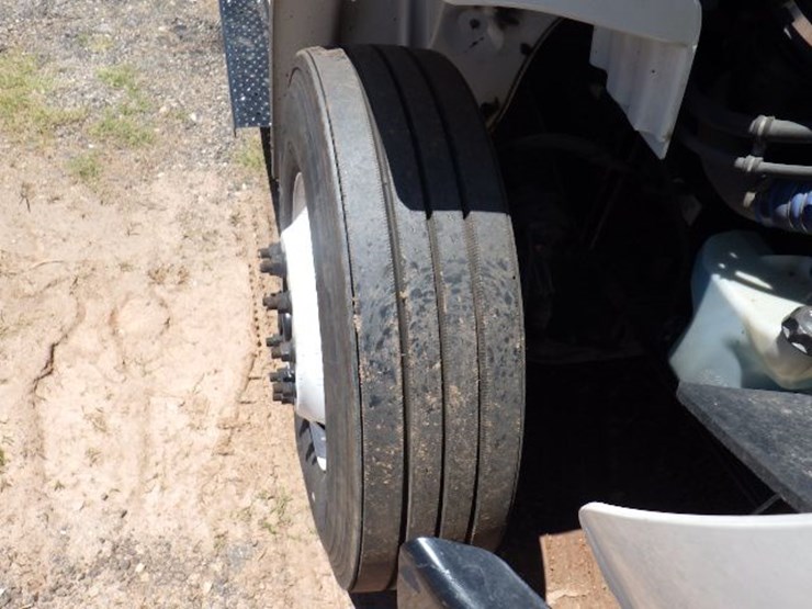 2015-freightliner-m2-106-image-19