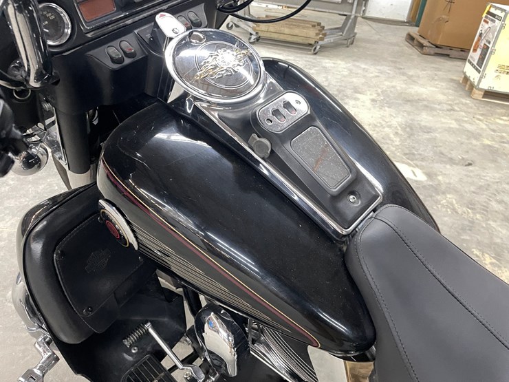 #210-•-2001-harley-davidson-ultra-classic-motorcycle-(has-wi-title)-image-19