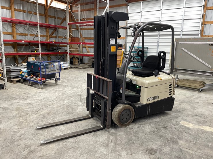 #300-•-crown-3,000lbs.-electric-forklift-image-1