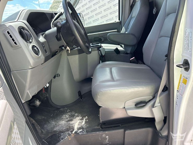 2014-ford-cargo-image-12