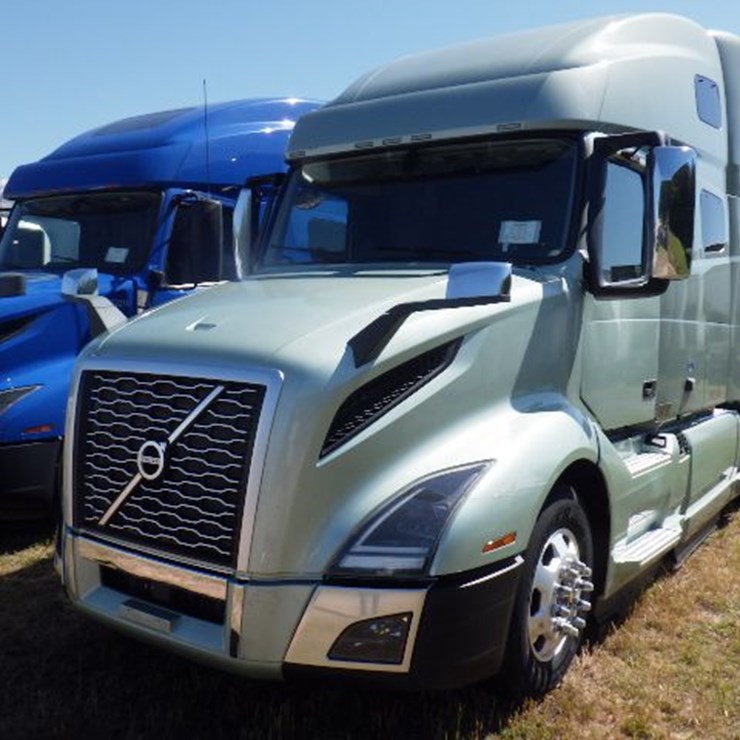 2020 VOLVO VNL860