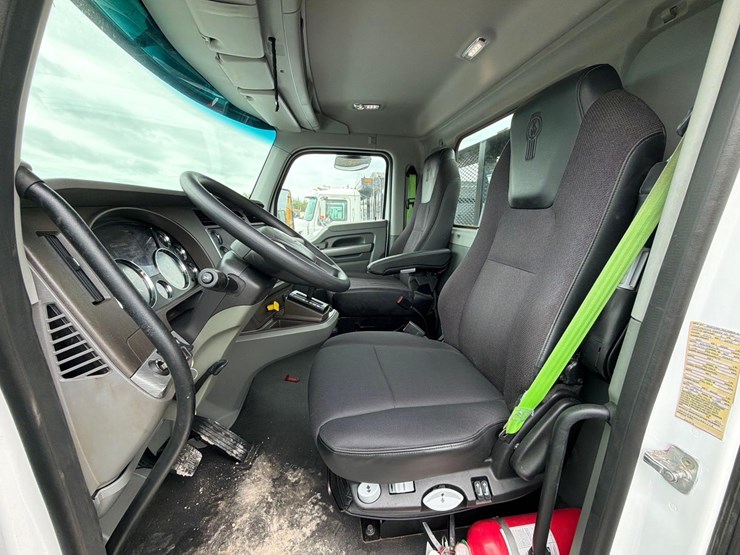 2016-kenworth-t880-image-23