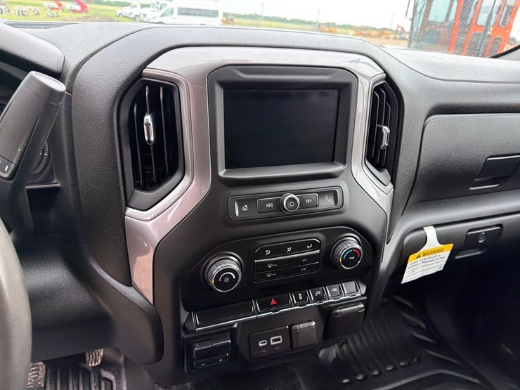 2022-chevrolet-3500-image-25