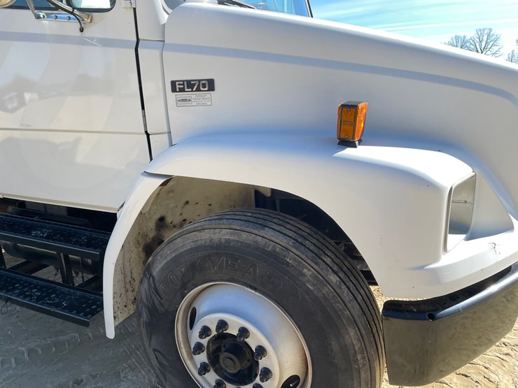 2003-freightliner-fl70-image-18