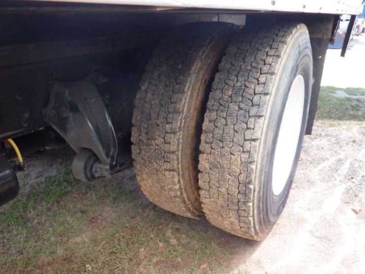 2015-freightliner-m2-106-image-11
