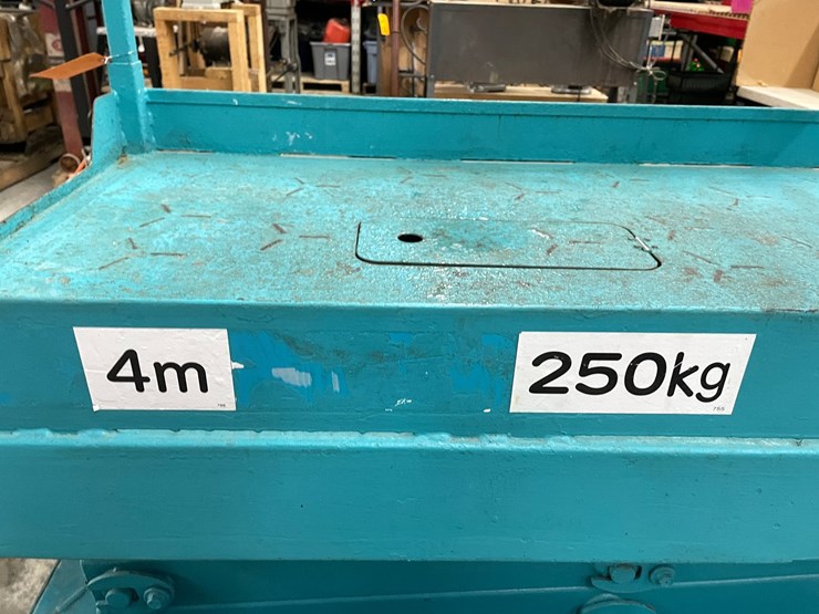 #304-•-2012-airman-encl040-track-drive-scissor-lift-image-25