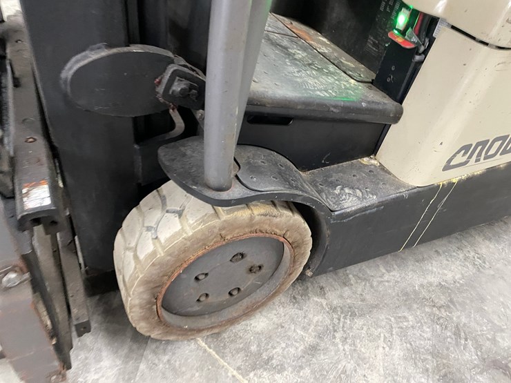 #300-•-crown-3,000lbs.-electric-forklift-image-21