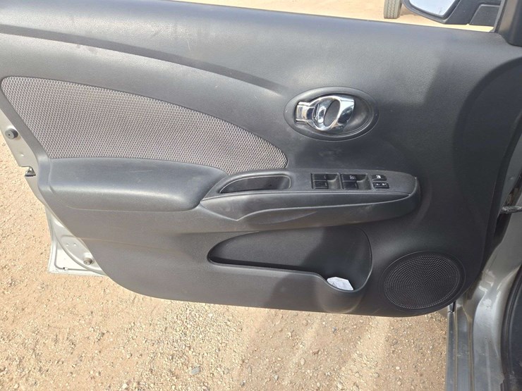 2014-nissan-versa-sv-sedan-4d-image-11