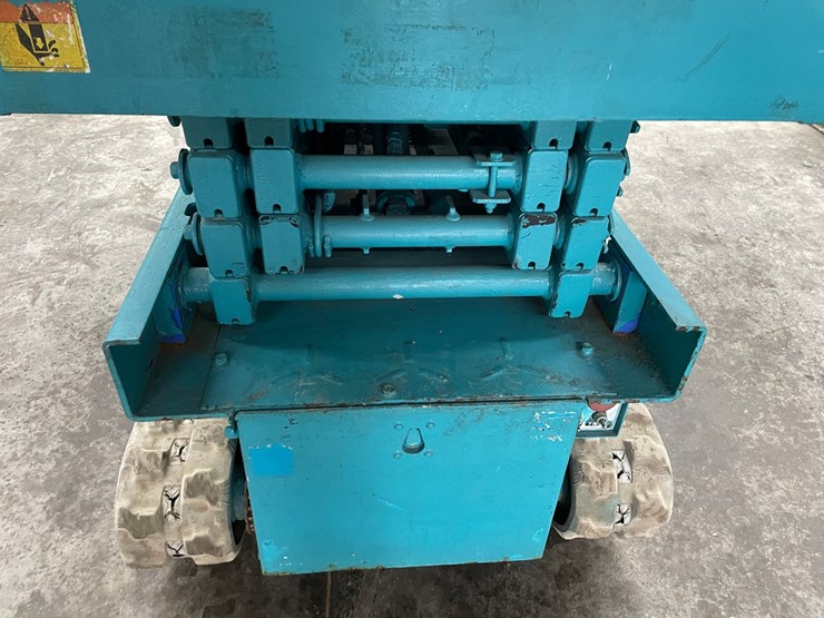 #304-•-2012-airman-encl040-track-drive-scissor-lift-image-10