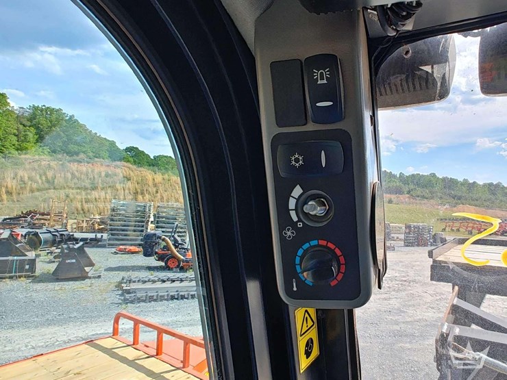 2023-jcb-3ts-8t-image-42