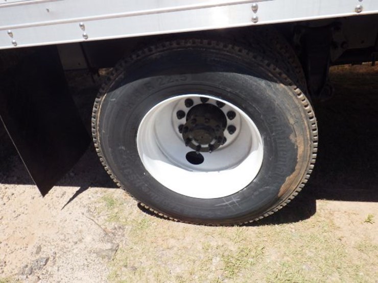 2015-freightliner-m2-106-image-5