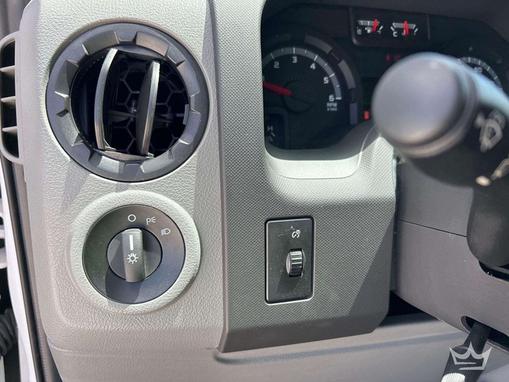 2014-ford-cargo-image-15