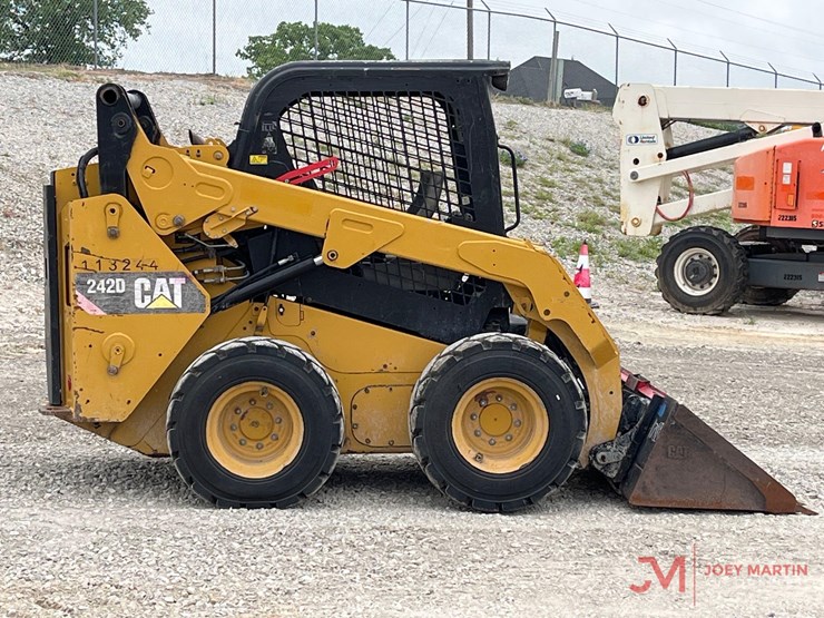 2019-caterpillar-242d-image-2