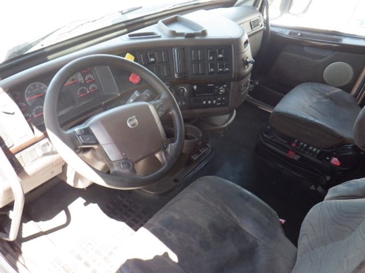 2018-volvo-vnl780-image-21