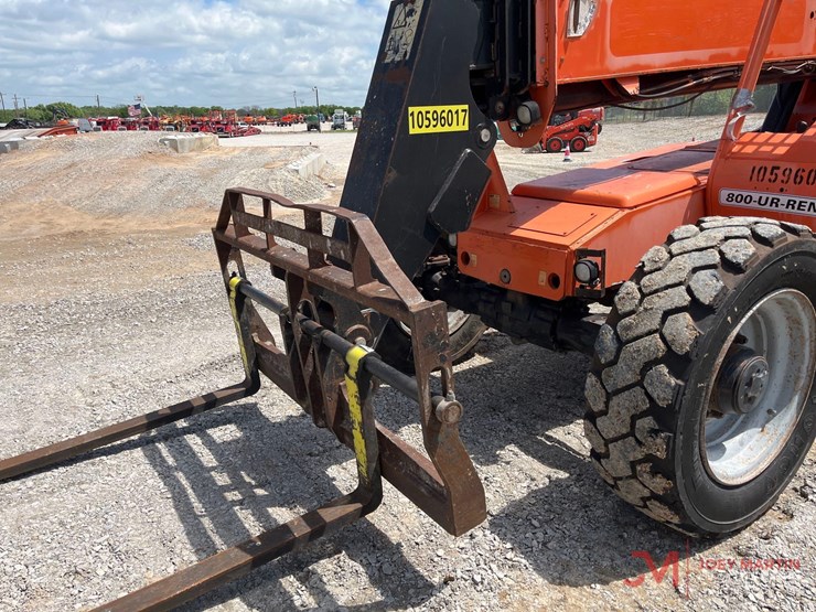 2012-jlg-8042-image-5