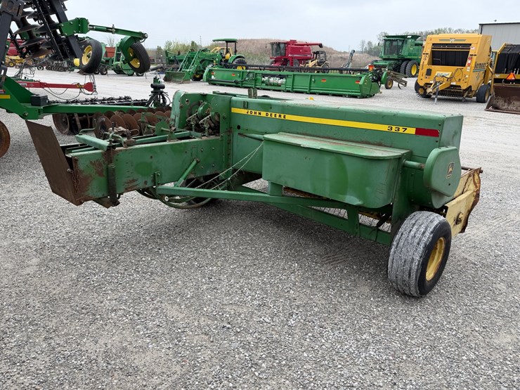 john-deere-337-image-4