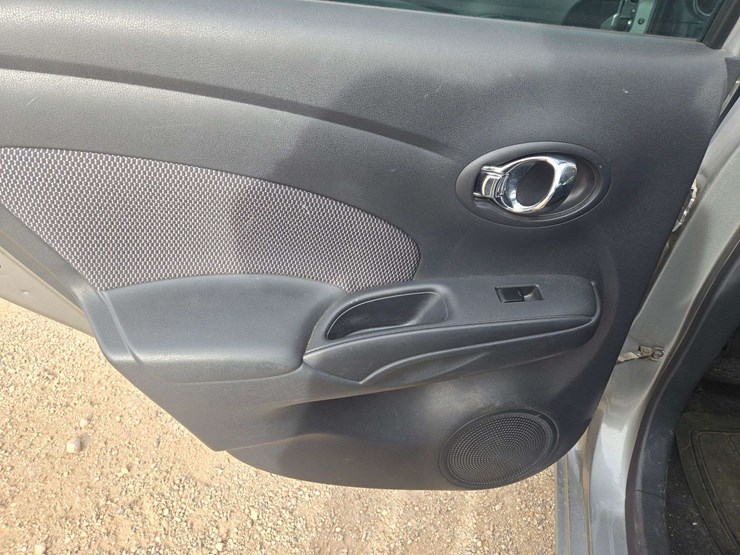 2014-nissan-versa-sv-sedan-4d-image-9