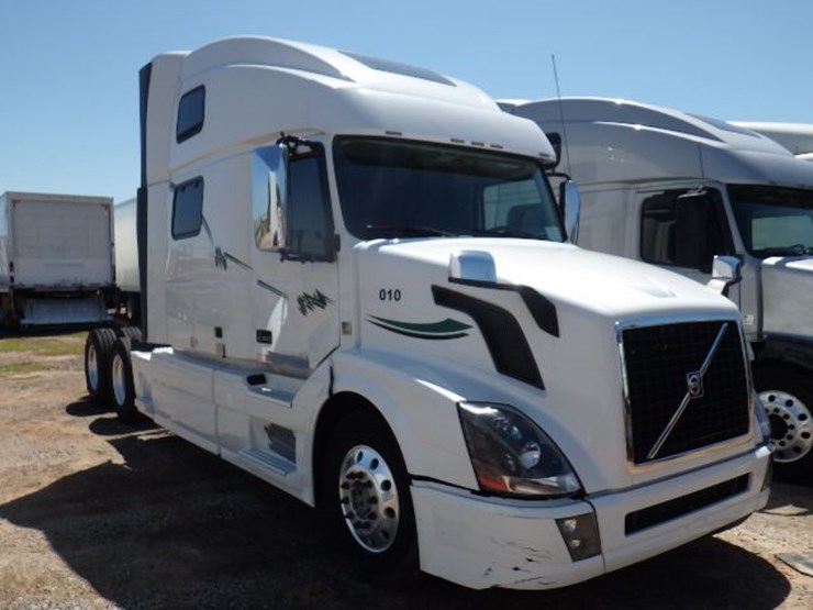 2017-volvo-vnl780-image-3