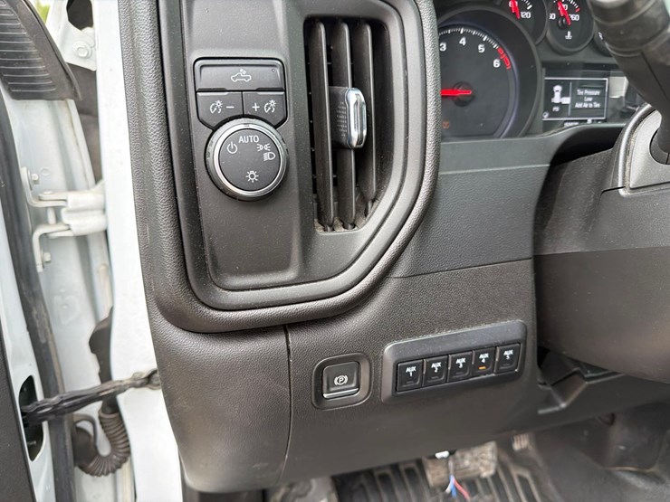 2021-chevrolet-3500hd-image-18
