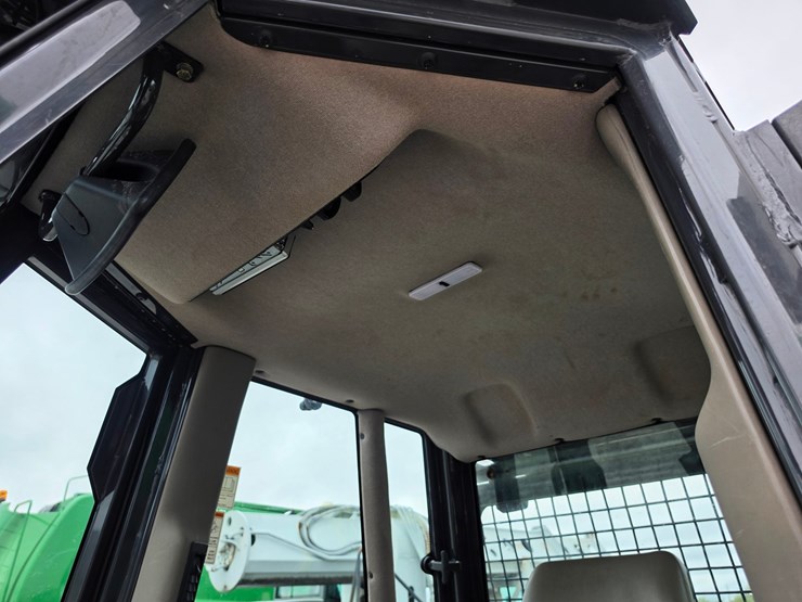 2015-case-650l-wt-image-8