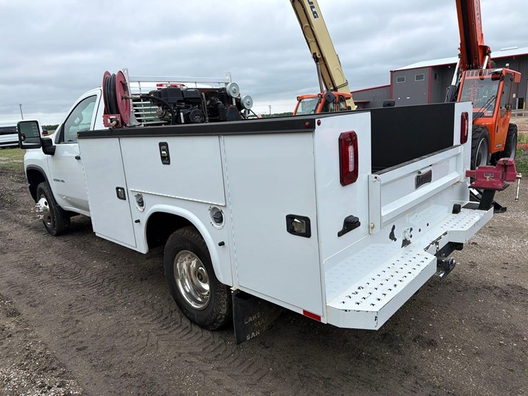 2022-chevrolet-3500-image-4