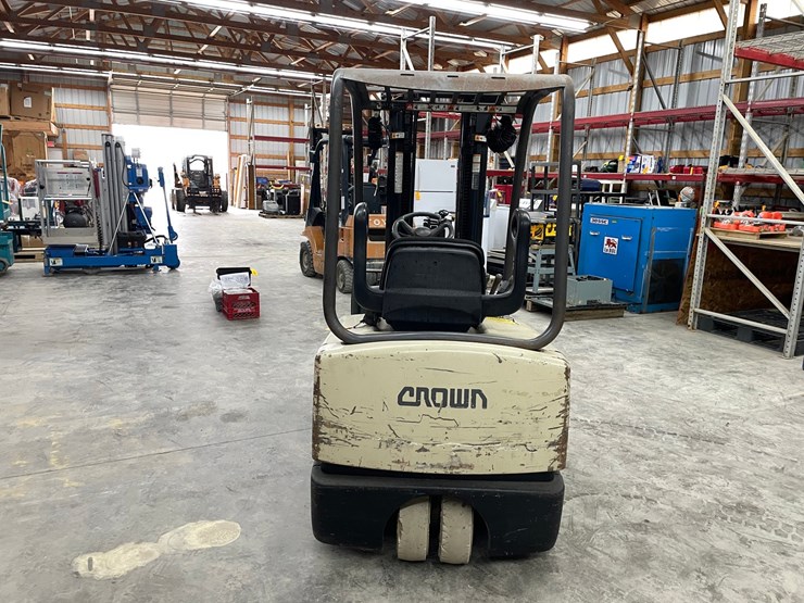 #300-•-crown-3,000lbs.-electric-forklift-image-6