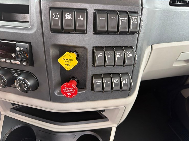 peterbilt-567-image-36
