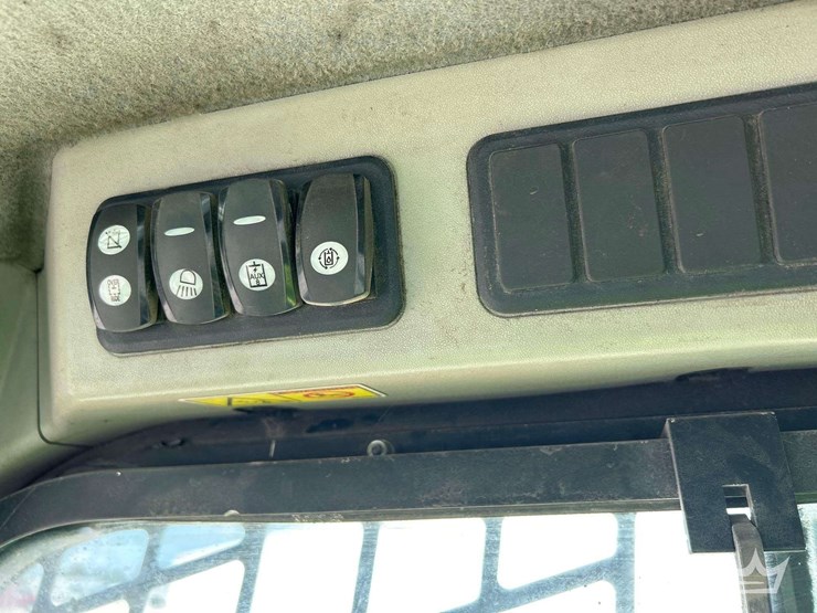 2014-caterpillar-259d-image-18