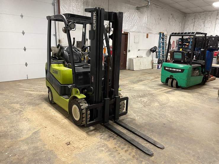 #302-•-clark-4,000lb-propane-forklift-image-3