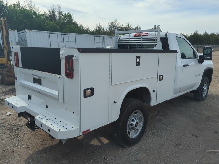 2023-chevrolet-2500-image-4