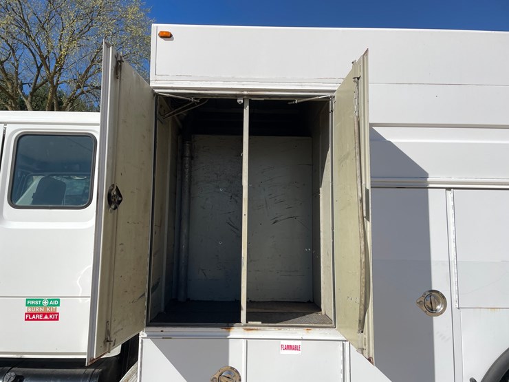 2003-freightliner-fl70-image-111