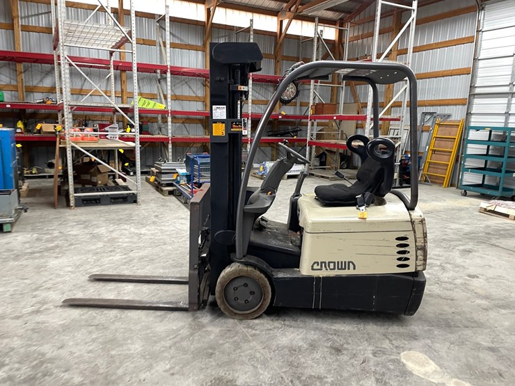 #300-•-crown-3,000lbs.-electric-forklift-image-8