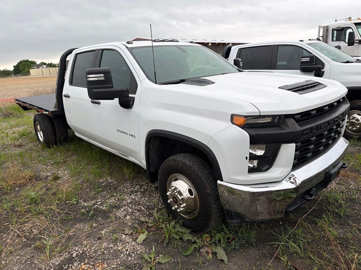 2022-chevrolet-3500-image-2