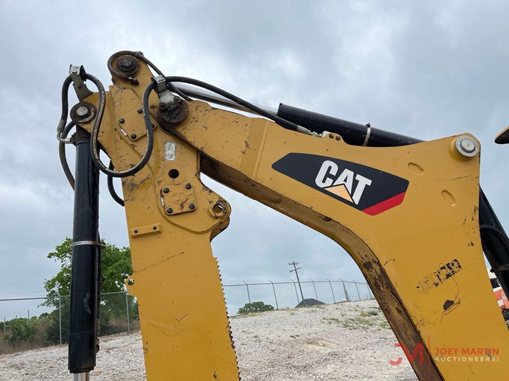2020-caterpillar-416f2-image-14
