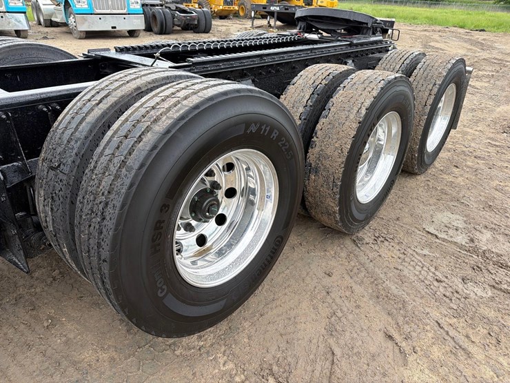 peterbilt-567-image-6