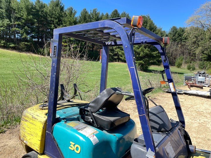 #308-•-komatsu-6,000-lbs,-propane-forklift-(non-moving)-image-23