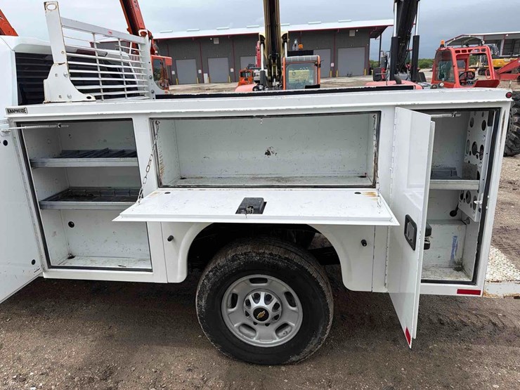 2023-chevrolet-2500-image-8