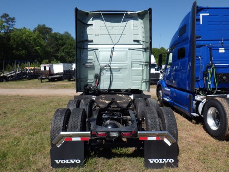 2020-volvo-vnl860-image-12